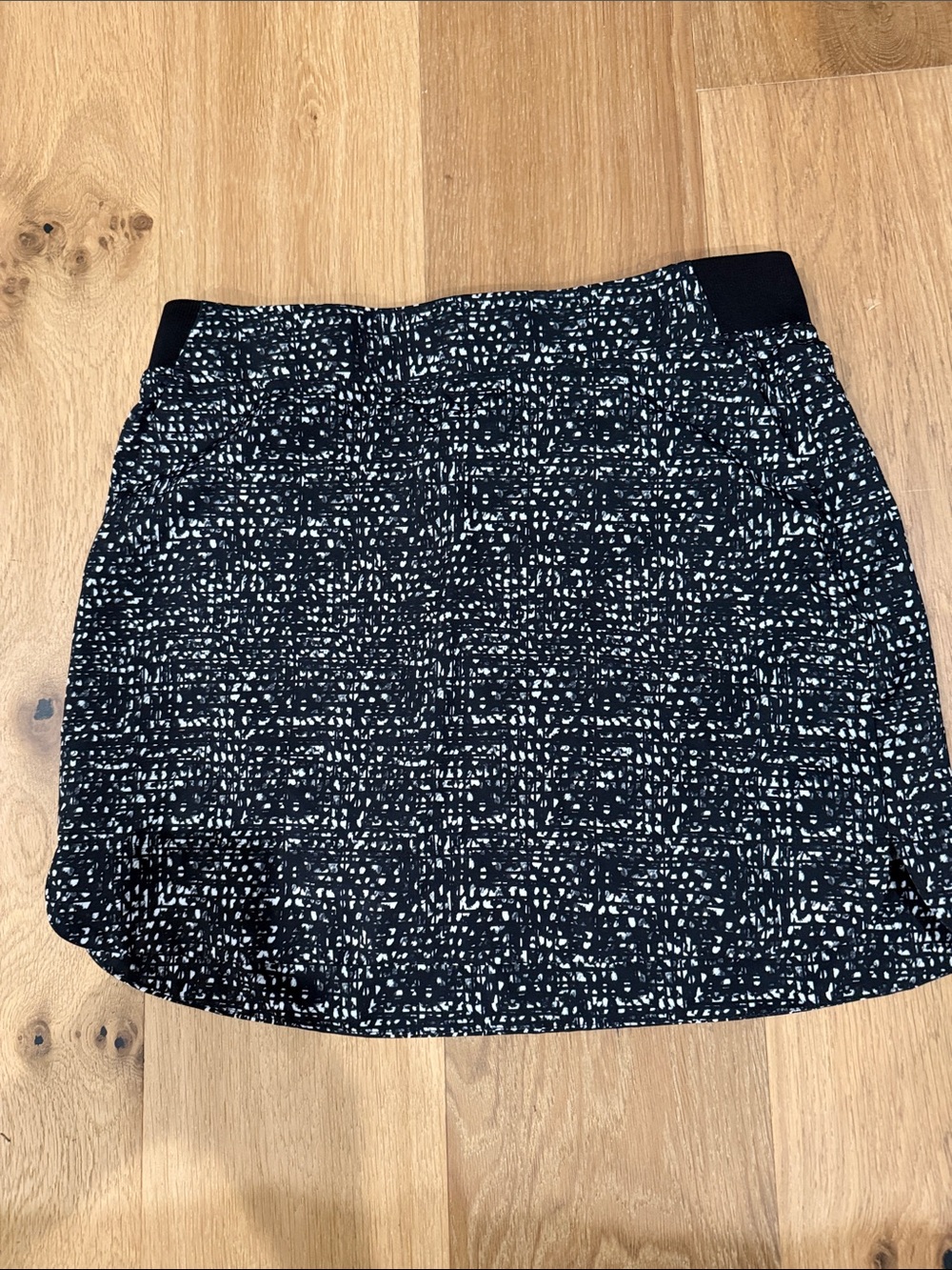 Cypress Club Black & White Mini Skirt with Subtle Pattern size Large